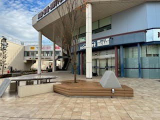 【松竹大船ショッピングセンターC区画】キッチンカー出店やプロモーションに最適！B棟1階ブックオフ正面入口ファニチャー前の屋外イベントスペースの画像