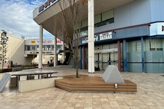 【松竹大船ショッピングセンターC区画】キッチンカー出店やプロモーションに最適!B棟1階ブックオフ正面入口ファニチャー前の屋外イベントスペース
