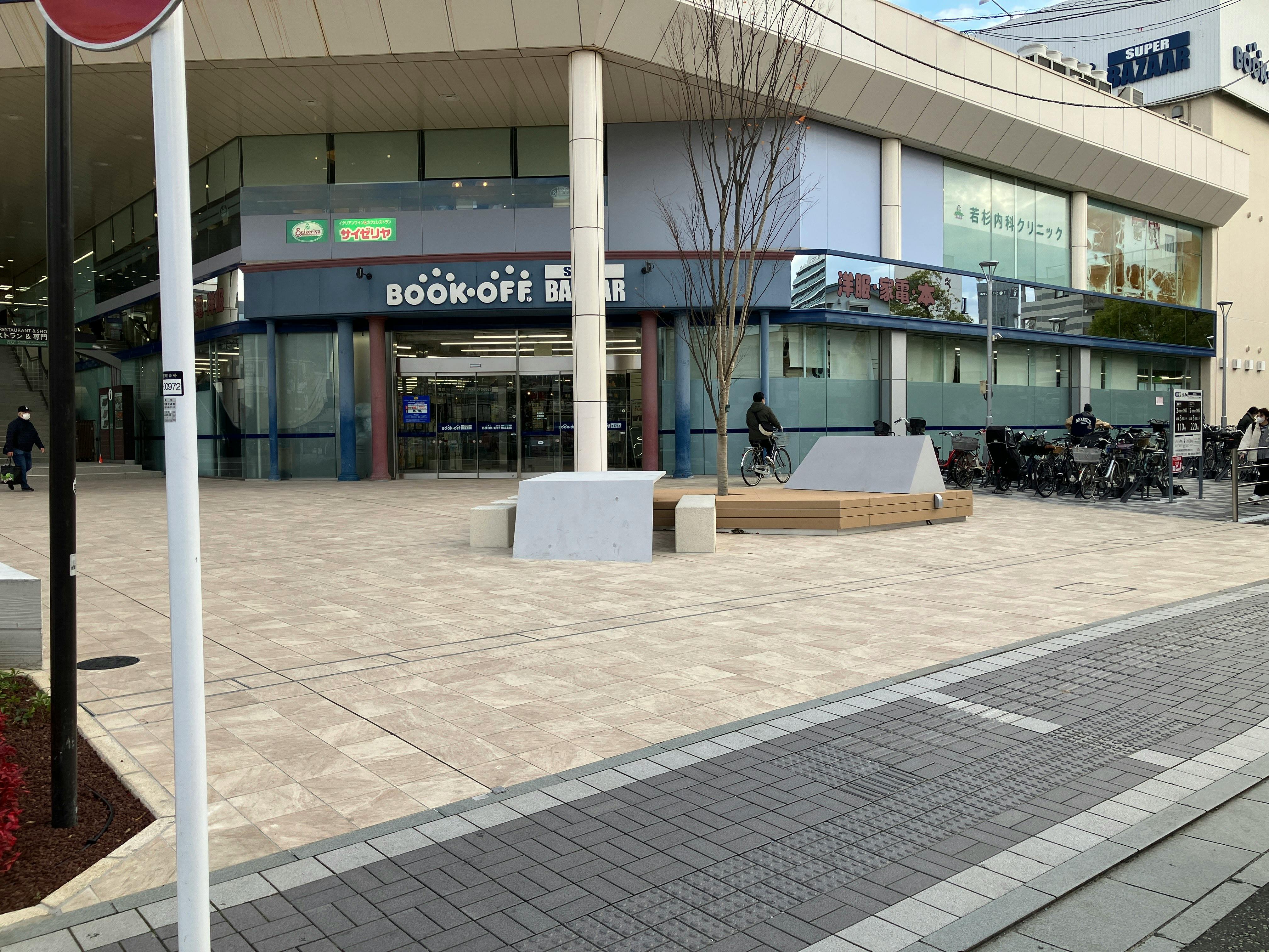 【松竹大船ショッピングセンターC区画】キッチンカー出店やプロモーションに最適！B棟1階ブックオフ正面入口ファニチャー前の屋外イベントスペース