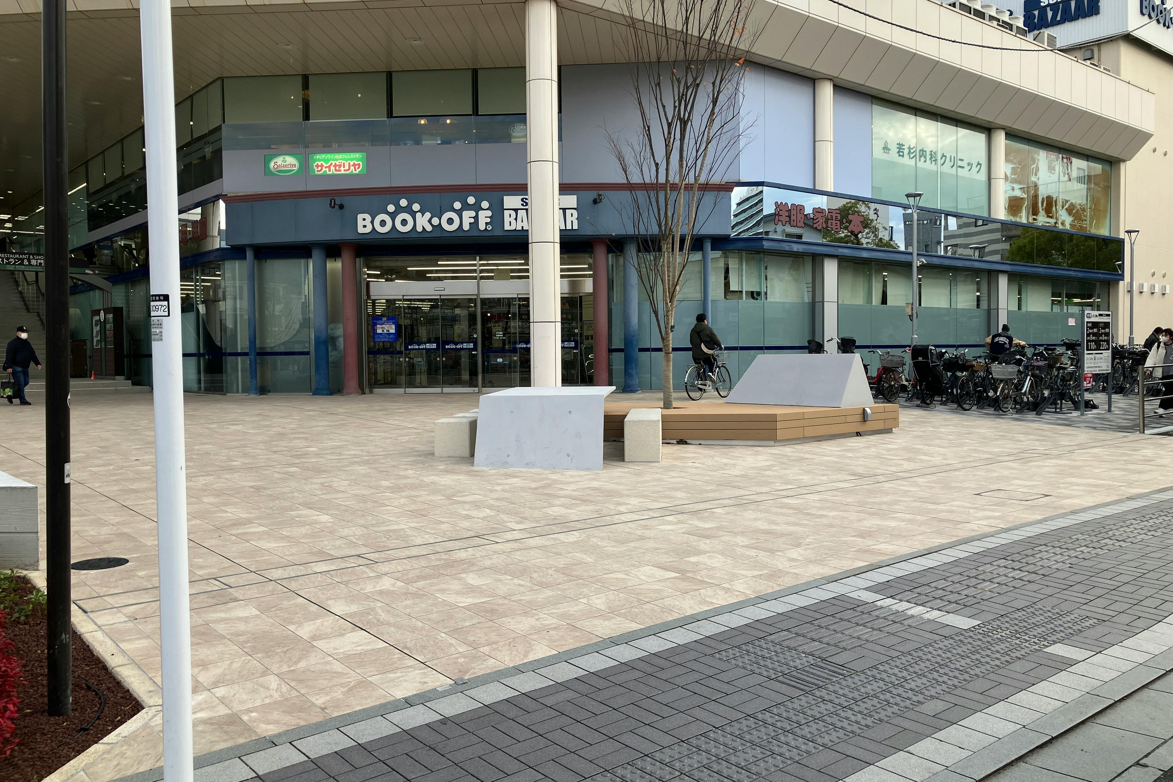 【松竹大船ショッピングセンターC区画】キッチンカー出店やプロモーションに最適!B棟1階ブックオフ正面入口ファニチャー前の屋外イベントスペース