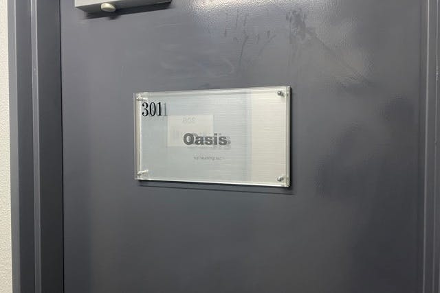 入り口 看板 階段をに上がって直ぐの 301号室