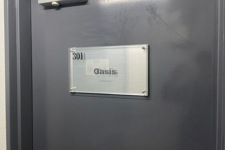 入り口 看板 階段をに上がって直ぐの 301号室