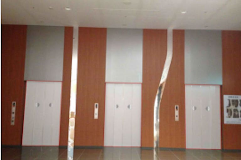 【イオンモール名古屋茶屋】モール内広告 エレベーター扉の画像1