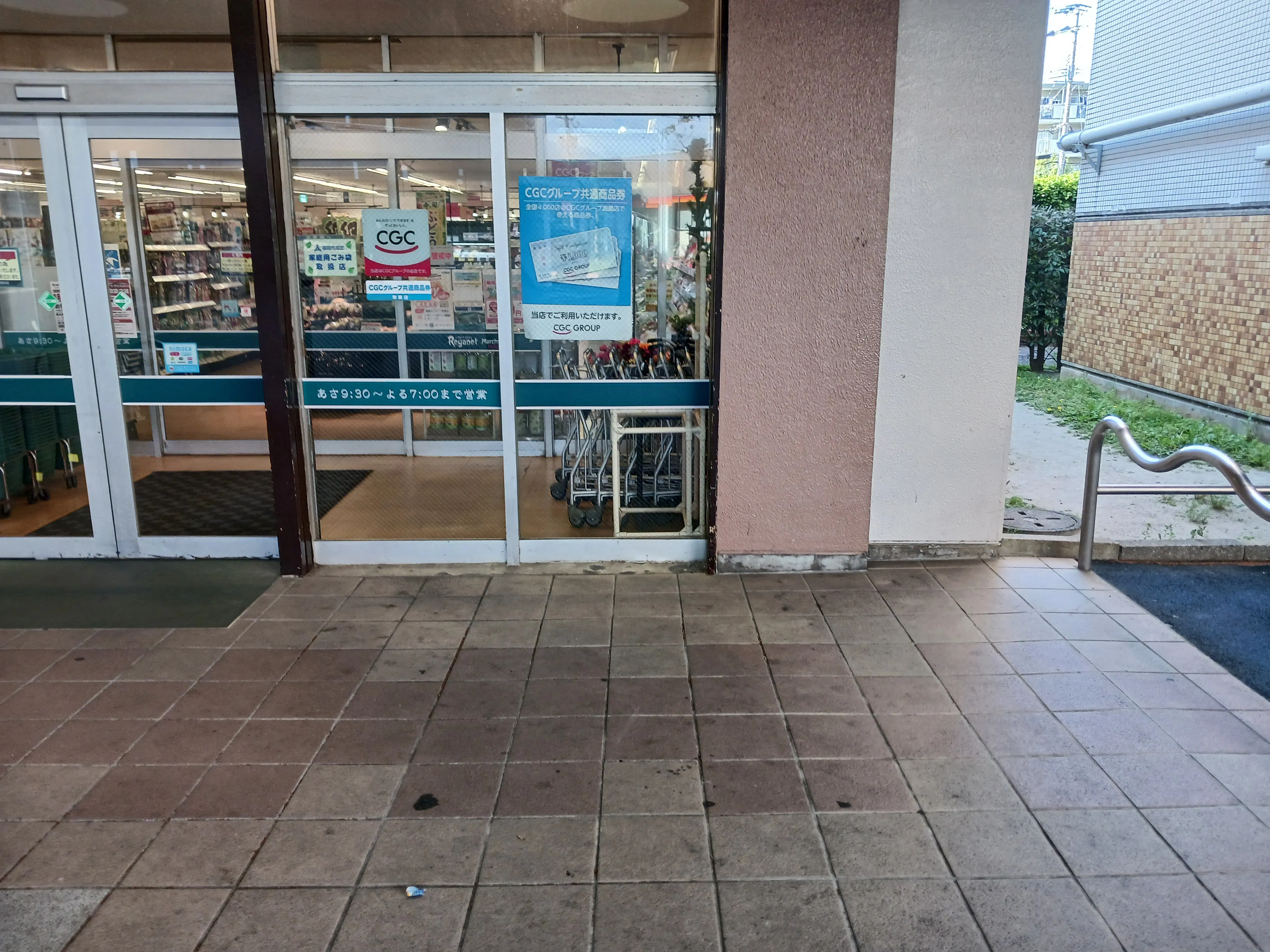 【レガネットマルシェ四箇田】青果側入口右横 販促プロモーションや物販に最適なスーパー屋外催事イベントスペース