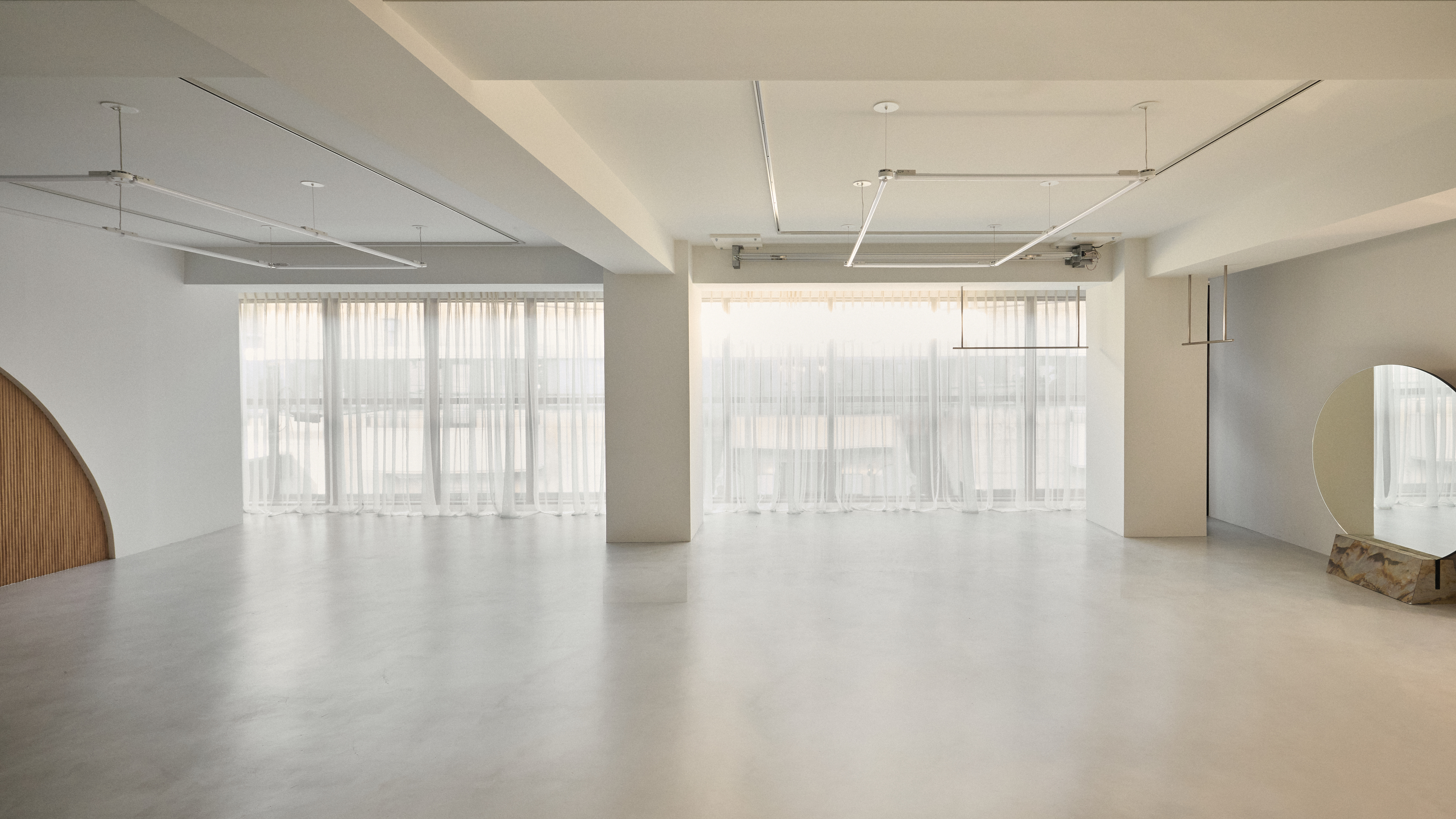 【明治神宮前駅4分／原宿駅4分】自然光あふれる白壁モルタルのミニマルなイベントスペース／展示会・ポップアップ・撮影に最適