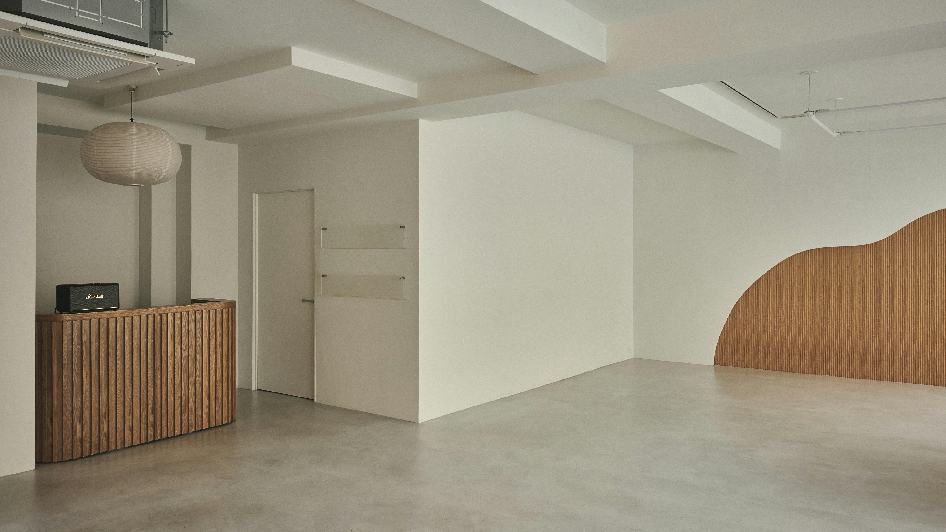 【明治神宮前駅4分/原宿駅4分】自然光あふれる白壁モルタルのミニマルなイベントスペース/展示会・ポップアップ・撮影に最適