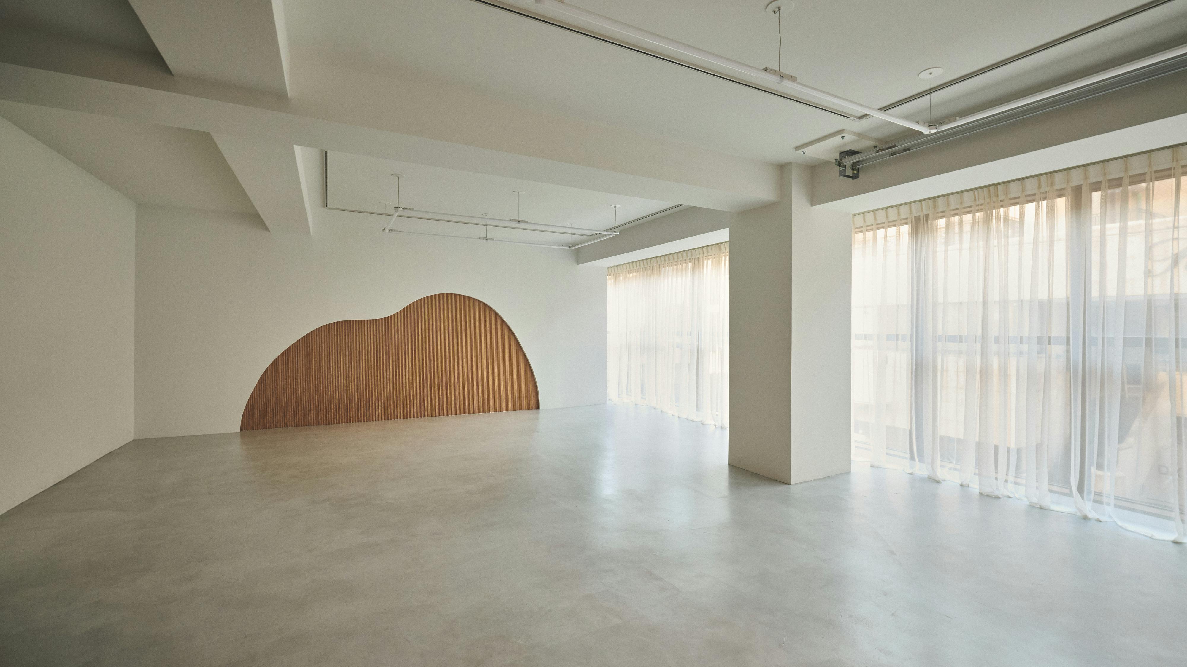 【明治神宮前駅4分／原宿駅4分】自然光あふれる白壁モルタルのミニマルなイベントスペース／展示会・ポップアップ・撮影に最適