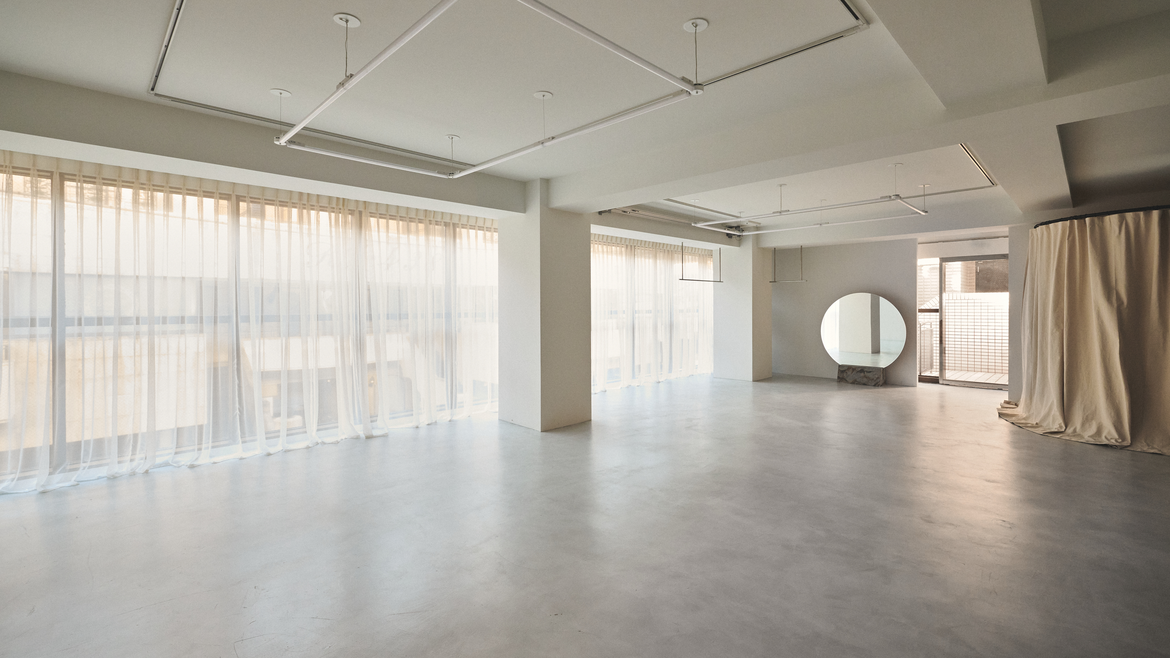 【明治神宮前駅4分／原宿駅4分】自然光あふれる白壁モルタルのミニマルなイベントスペース／展示会・ポップアップ・撮影に最適
