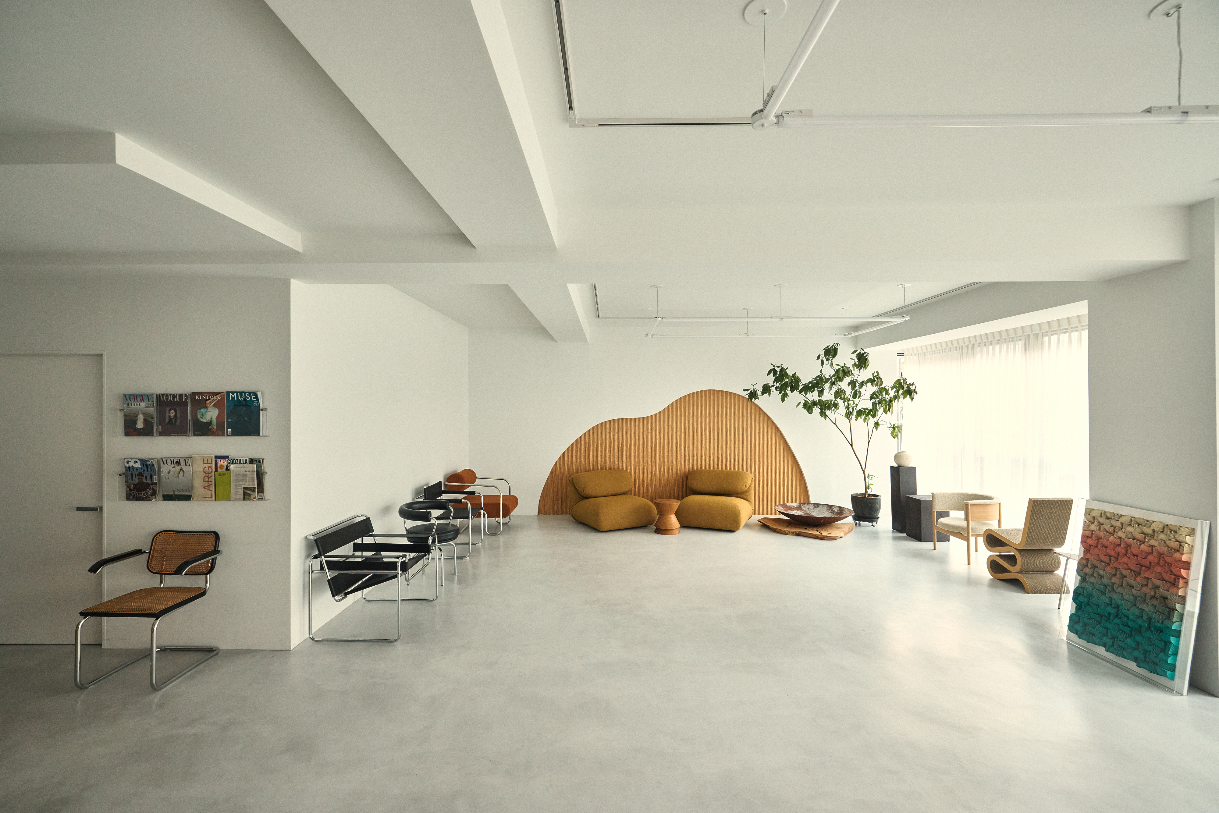 【明治神宮前駅4分／原宿駅4分】自然光あふれる白壁モルタルのミニマルなイベントスペース／展示会・ポップアップ・撮影に最適