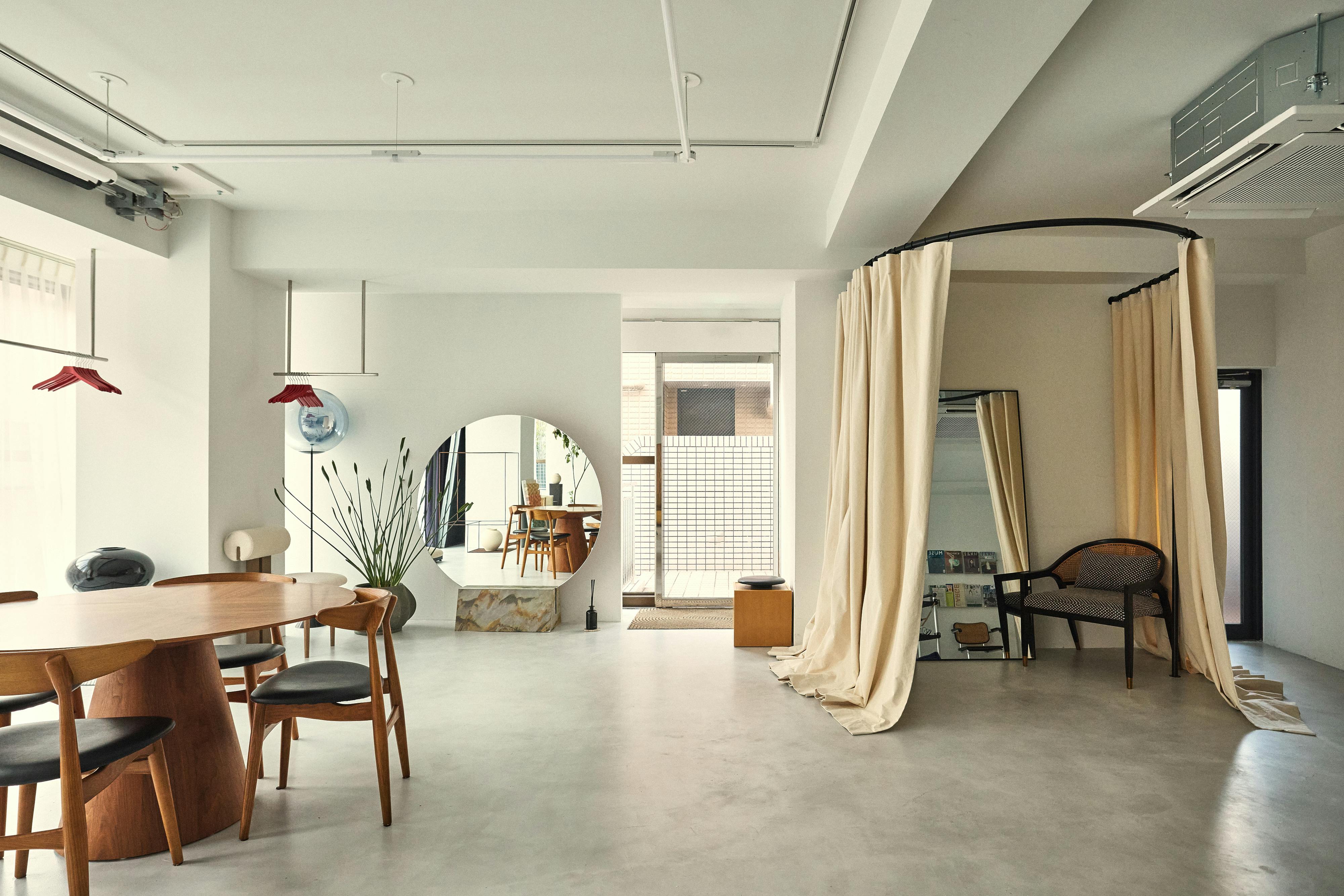 【明治神宮前駅4分／原宿駅4分】自然光あふれる白壁モルタルのミニマルなイベントスペース／展示会・ポップアップ・撮影に最適