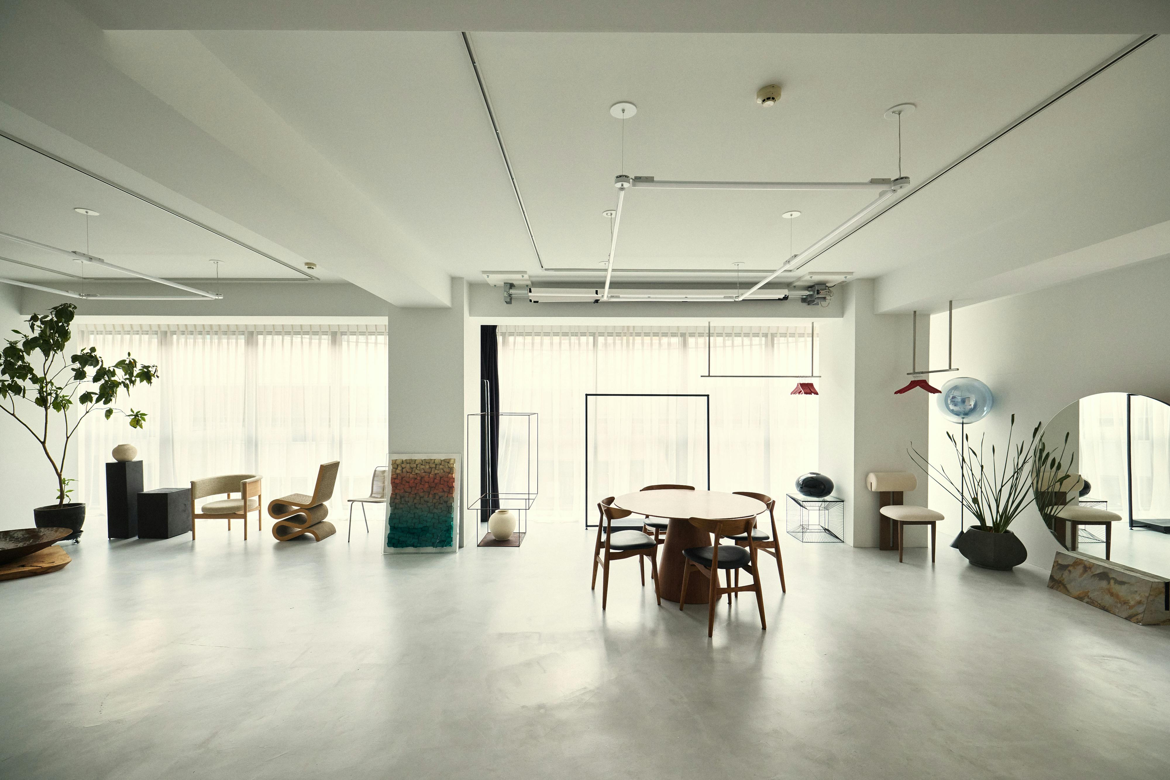 【明治神宮前駅4分／原宿駅4分】自然光あふれる白壁モルタルのミニマルなイベントスペース／展示会・ポップアップ・撮影に最適