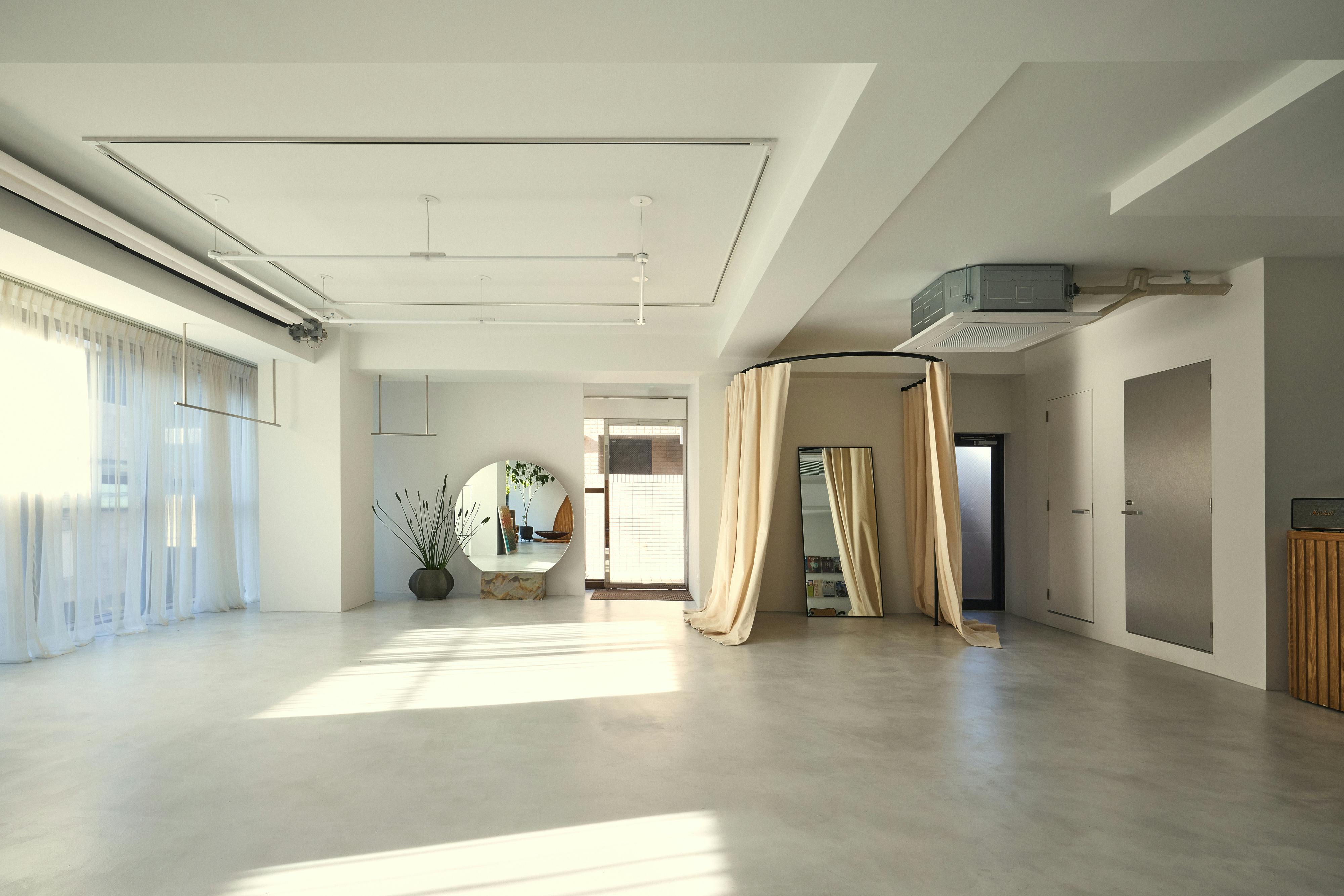 【明治神宮前駅4分/原宿駅4分】自然光あふれる白壁モルタルのミニマルなイベントスペース/展示会・ポップアップ・撮影に最適