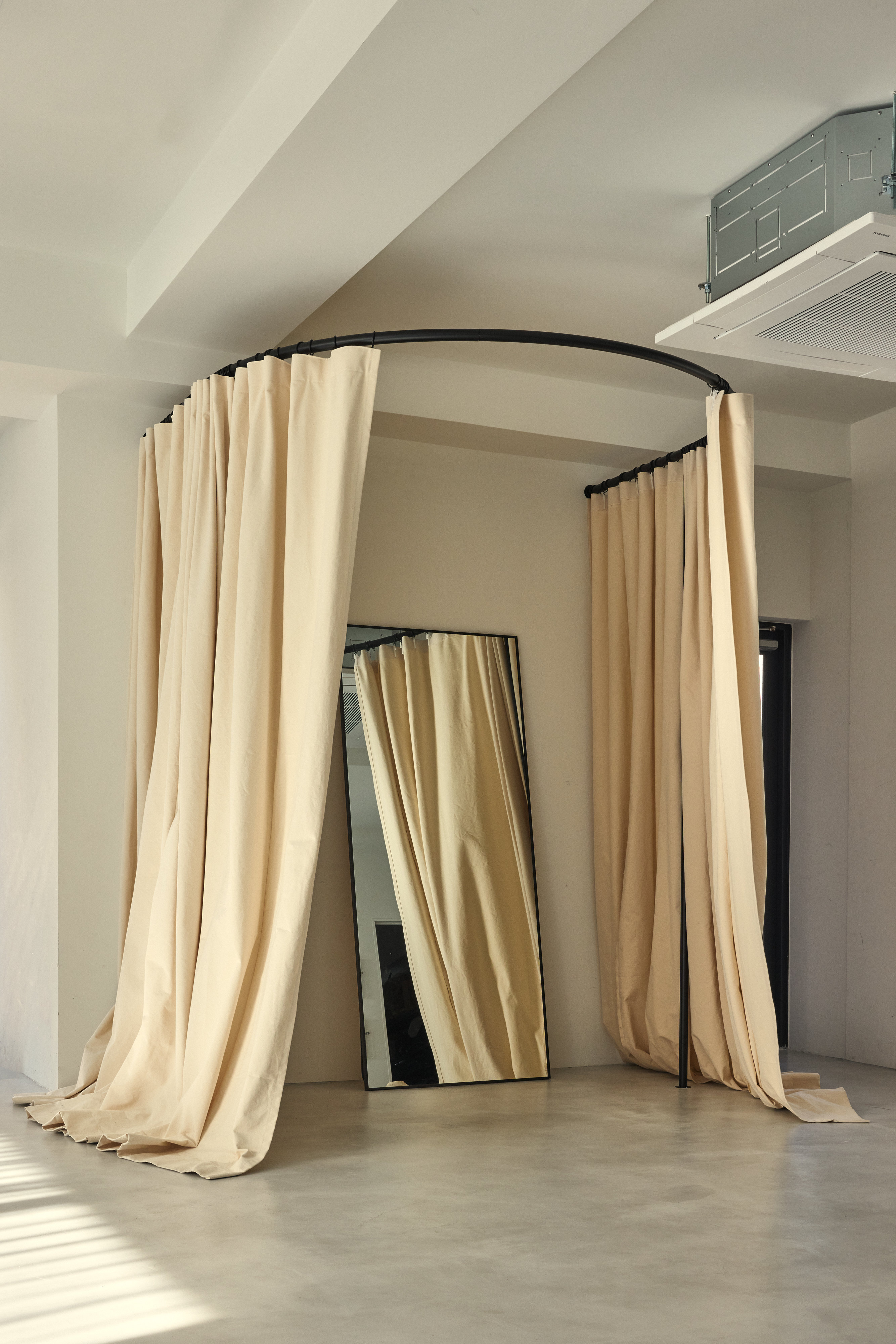 【明治神宮前駅4分／原宿駅4分】自然光あふれる白壁モルタルのミニマルなイベントスペース／展示会・ポップアップ・撮影に最適