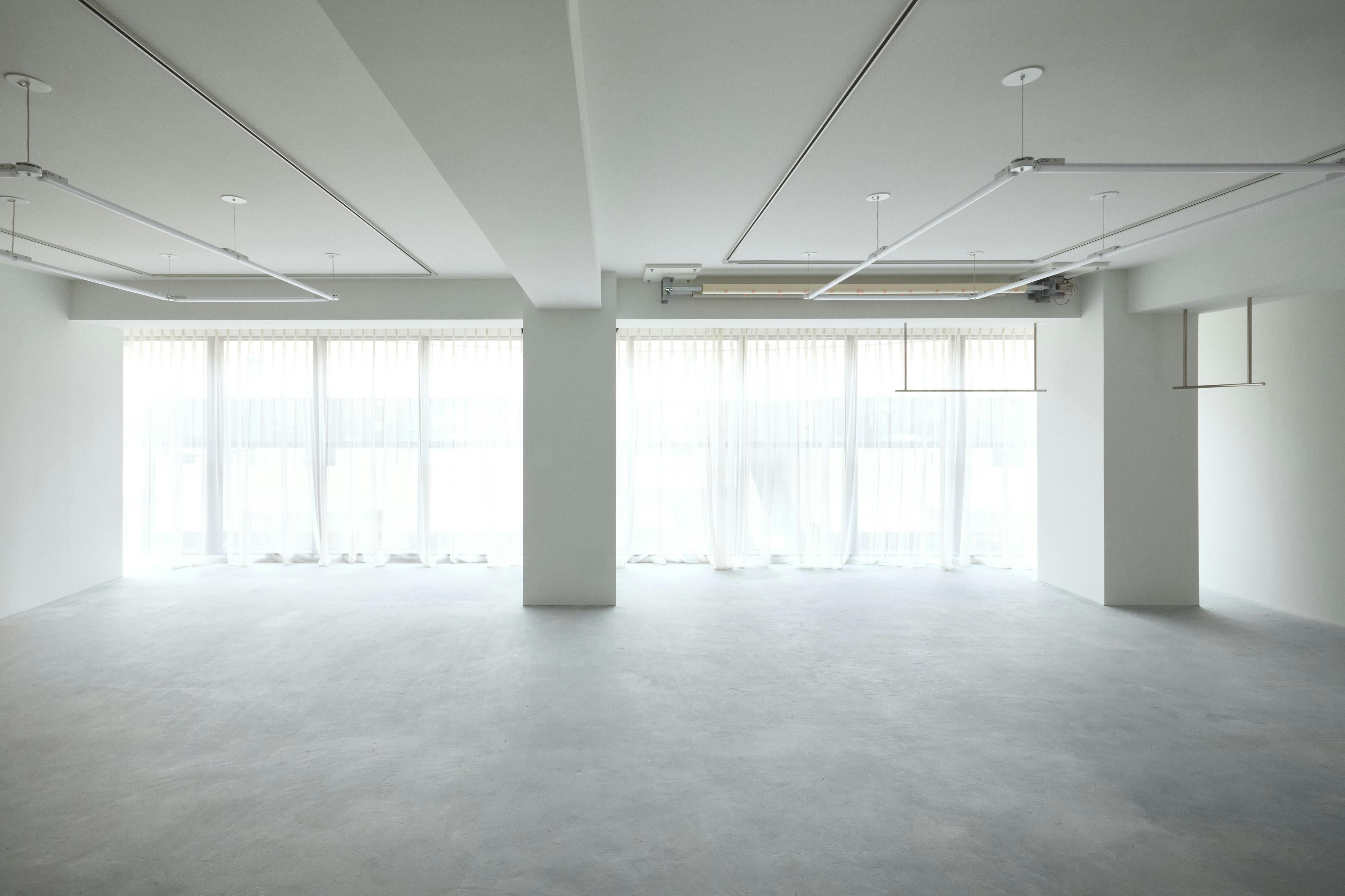 【明治神宮前駅4分／原宿駅4分】自然光あふれる白壁モルタルのミニマルなイベントスペース／展示会・ポップアップ・撮影に最適