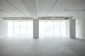 【明治神宮前駅4分/原宿駅4分】自然光あふれる白壁モルタルのミニマルなイベントスペース/展示会・ポップアップ・撮影に最適