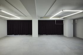 【明治神宮前駅4分/原宿駅4分】自然光あふれる白壁モルタルのミニマルなイベントスペース/展示会・ポップアップ・撮影に最適