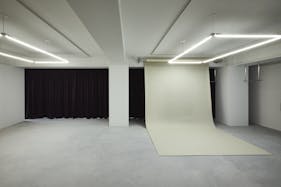 【明治神宮前駅4分/原宿駅4分】自然光あふれる白壁モルタルのミニマルなイベントスペース/展示会・ポップアップ・撮影に最適