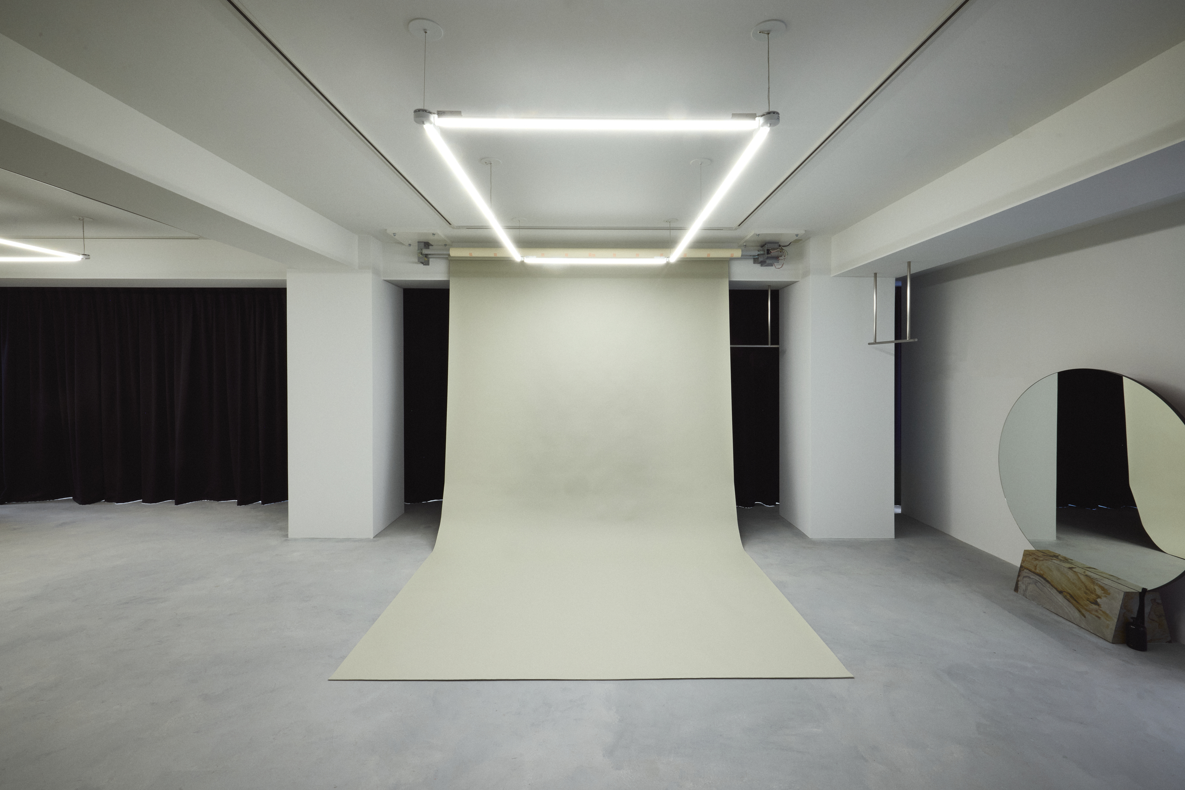 【明治神宮前駅4分／原宿駅4分】自然光あふれる白壁モルタルのミニマルなイベントスペース／展示会・ポップアップ・撮影に最適