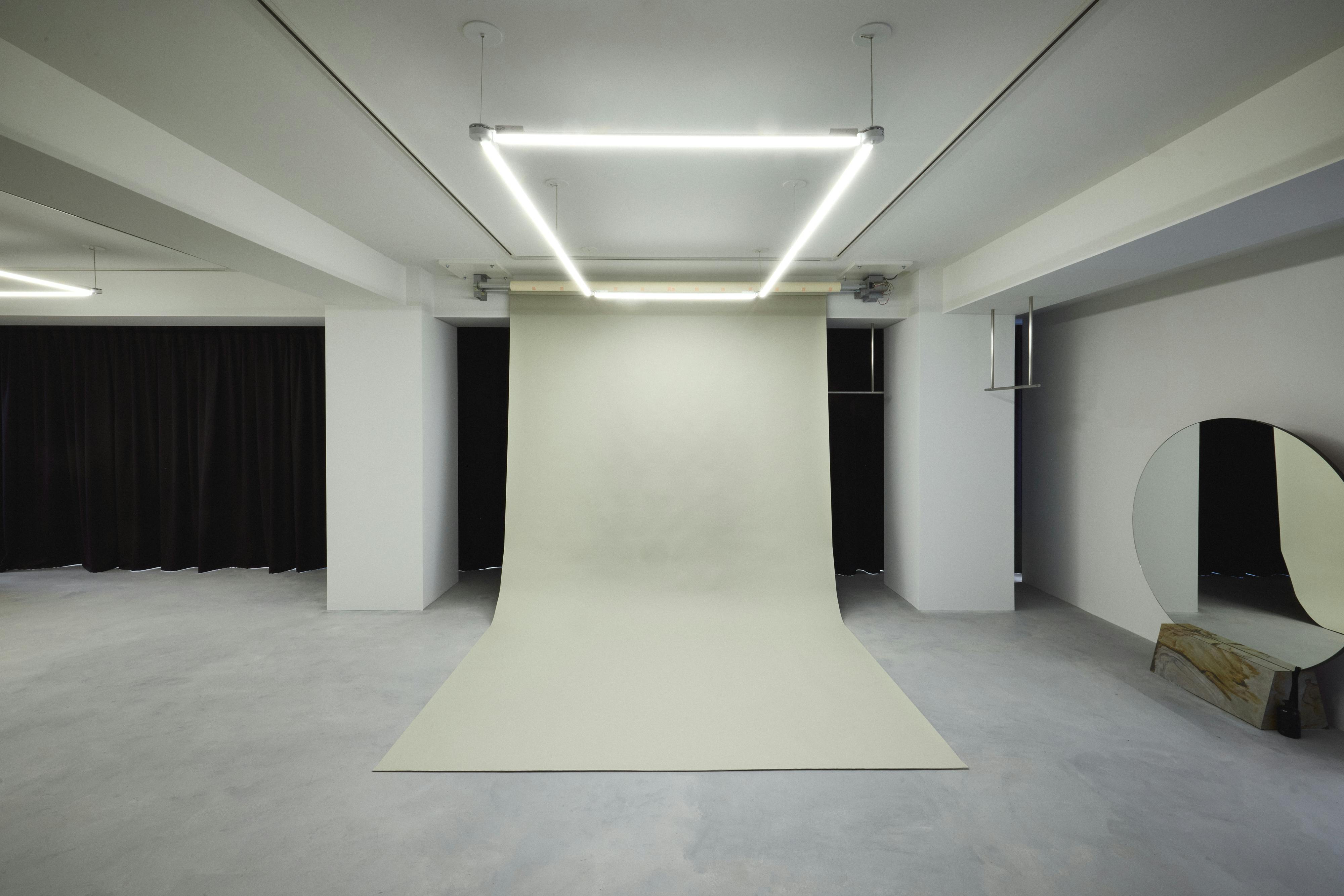 【明治神宮前駅4分／原宿駅4分】自然光あふれる白壁モルタルのミニマルなイベントスペース／展示会・ポップアップ・撮影に最適