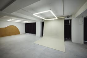 【明治神宮前駅4分/原宿駅4分】自然光あふれる白壁モルタルのミニマルなイベントスペース/展示会・ポップアップ・撮影に最適