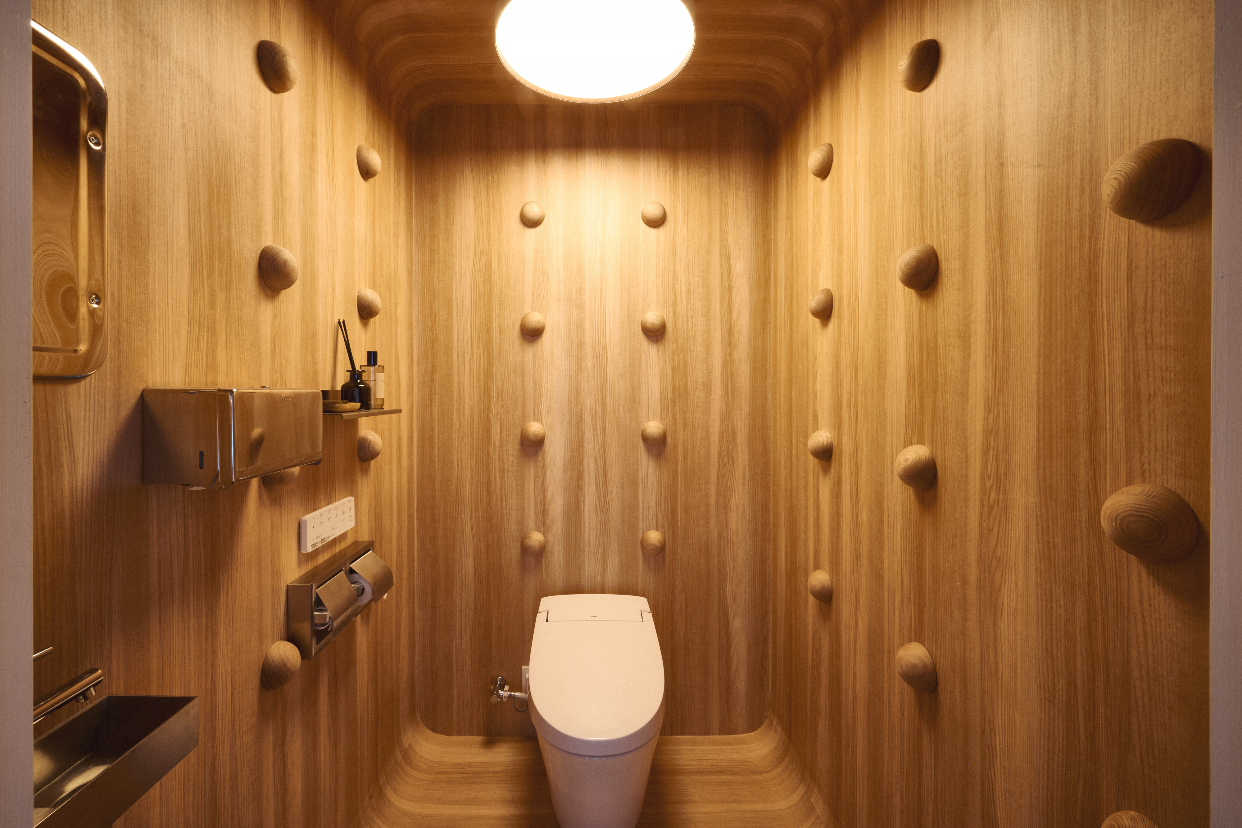 【明治神宮前駅4分／原宿駅4分】自然光あふれる白壁モルタルのミニマルなイベントスペース／展示会・ポップアップ・撮影に最適