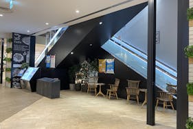 【イオンSENRITO専門館】目の前にスーパーマーケットKOHYOの売り場があり、人通りが多く活気に溢れたスペースです。