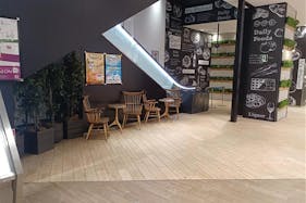 【イオンSENRITO専門館】目の前にスーパーマーケットKOHYOの売り場があり、人通りが多く活気に溢れたスペースです。