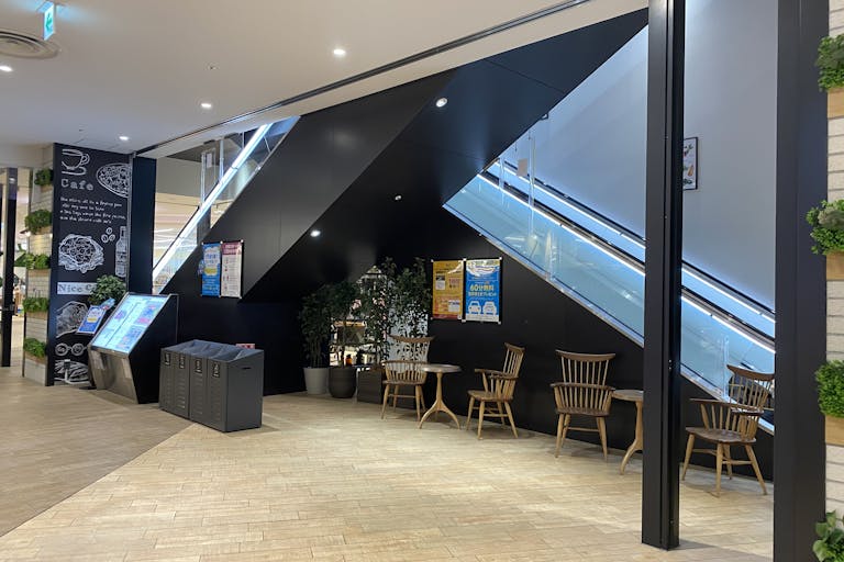 【イオンSENRITO専門館】目の前にスーパーマーケットKOHYOの売り場があり、人通りが多く活気に溢れたスペースです。の画像1