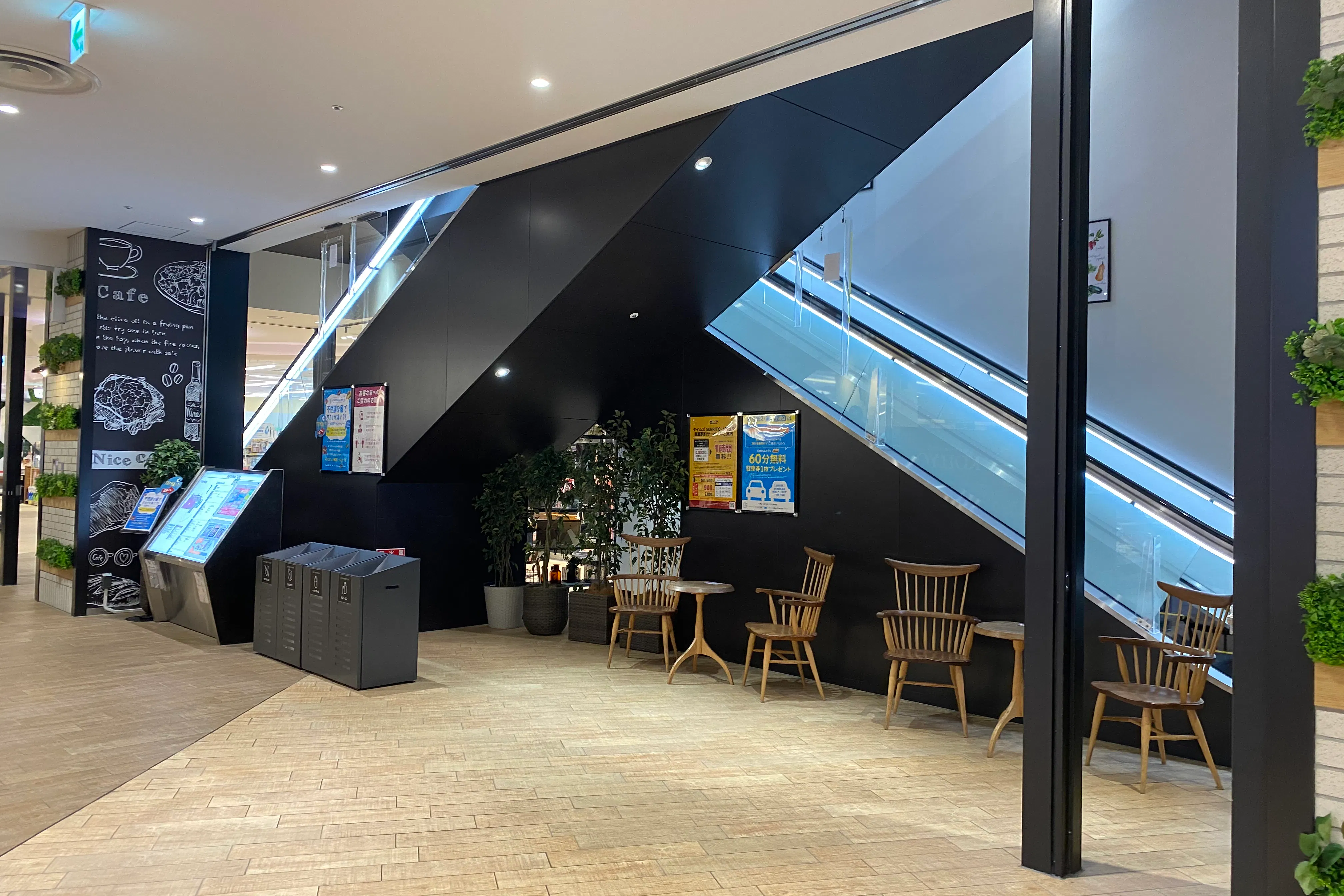 【イオンSENRITO専門館】目の前にスーパーマーケットKOHYOの売り場があり、人通りが多く活気に溢れたスペースです。