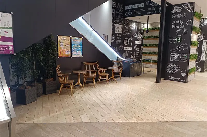 【イオンSENRITO専門館】目の前にスーパーマーケットKOHYOの売り場があり、人通りが多く活気に溢れたスペースです。