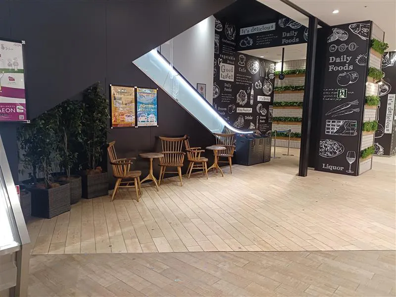 【イオンSENRITO専門館】目の前にスーパーマーケットKOHYOの売り場があり、人通りが多く活気に溢れたスペースです。