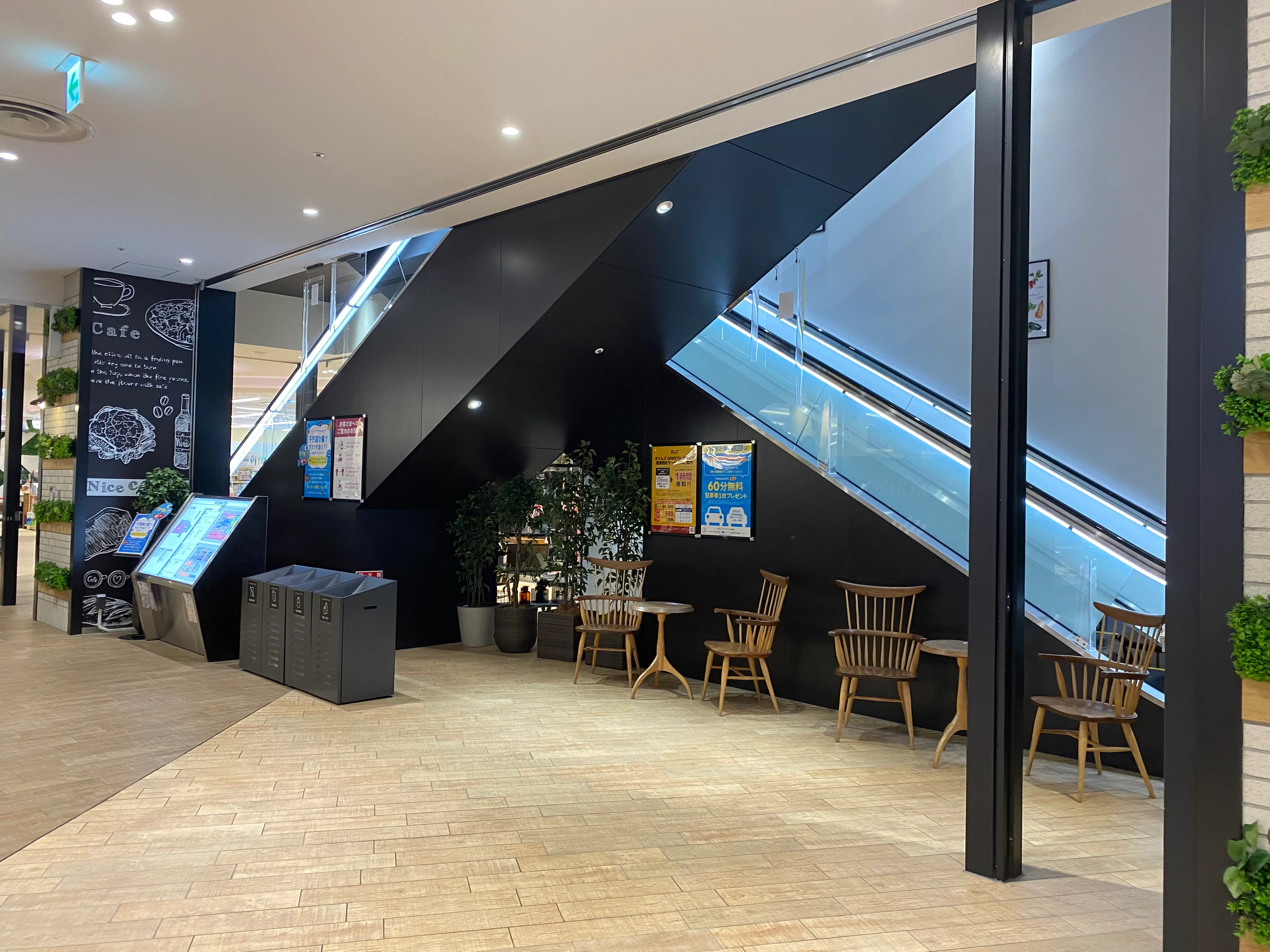 【イオンSENRITO専門館】目の前にスーパーマーケットKOHYOの売り場があり、人通りが多く活気に溢れたスペースです。の画像