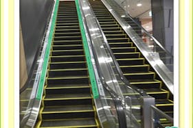 【イオンモール多摩平の森】モール内広告 エスカレーター裾