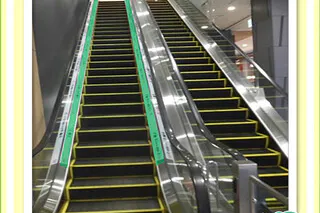 【イオンモール多摩平の森】モール内広告 エスカレーター裾