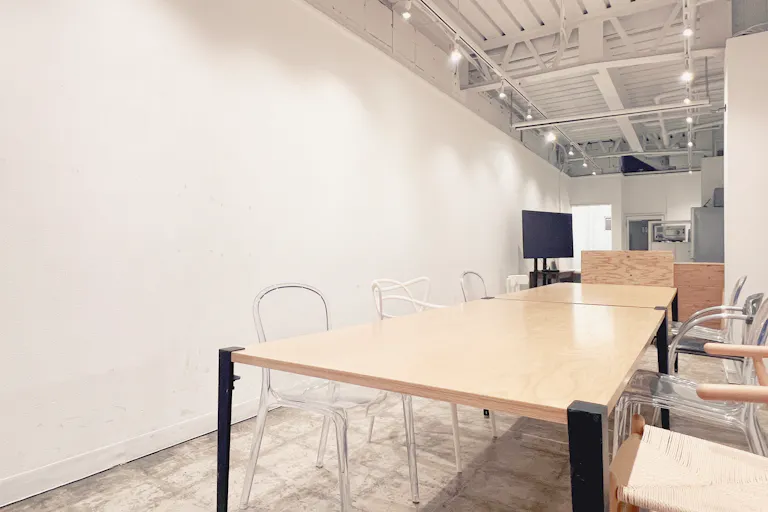 長く白い壁面があるため展示利用に最適です。 画鋲程度であれば補修不要です。 釘などを打つ際は原状回復としてパテ埋め補修をお願いいたします。