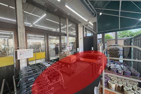 【K-fresh新井店】販促プロモーションに最適な入口近くの軒下スペース