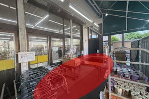 【K-fresh新井店】販促プロモーションに最適な入口近くの軒下スペース