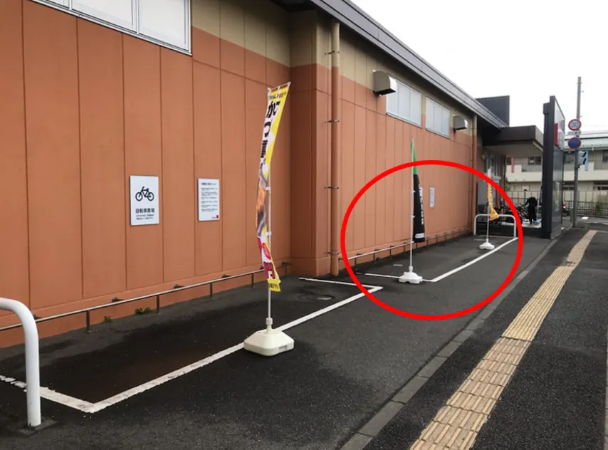 【西友　台原店】屋外入口横 (屋根なし・奥州街道側)　キッチンカー・移動販売や、たいやき・焼き鳥・クレープ など販売におすすめな屋外催事イベントスペース