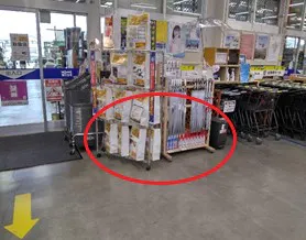 【ホームワイド出北店（宮崎県）】店内　自動ドア入口横（ペット側出入口）　催事スペースの画像