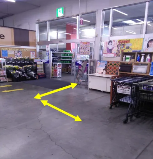 【ホームワイド出北店（宮崎県）】店内　自動ドア入口横（ペット側出入口）　催事スペース