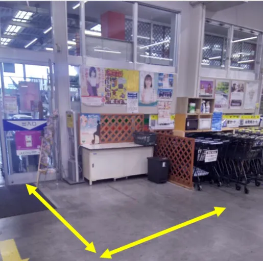 【ホームワイド出北店（宮崎県）】店内　自動ドア入口横（ペット側出入口）　催事スペース