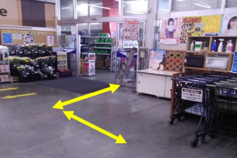 【ホームワイド出北店(宮崎県)】店内 自動ドア入口横(ペット側出入口) 催事スペース