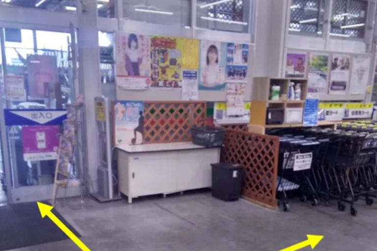 【ホームワイド出北店(宮崎県)】店内 自動ドア入口横(ペット側出入口) 催事スペースの画像3