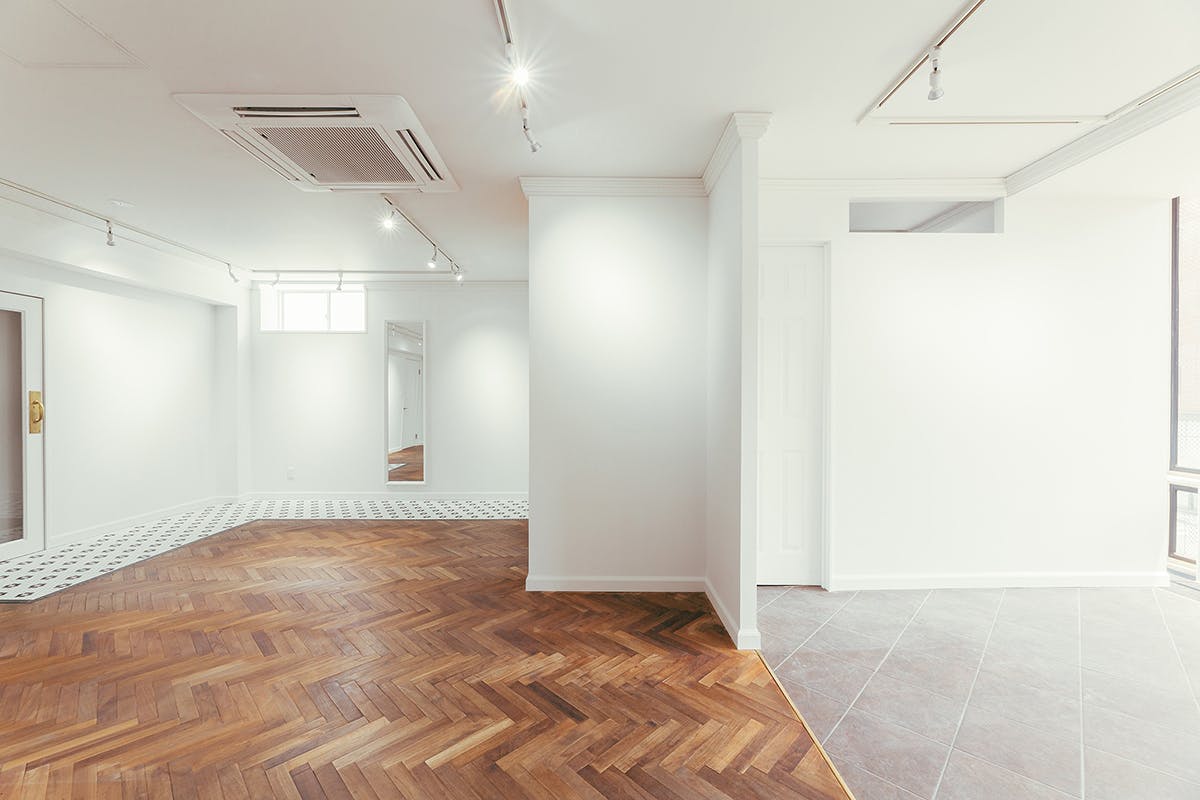 【四ツ橋駅2分】ポップアップストアや展示会に活用可能な、白を基調とした多様なフローリングのギャラリースペース
