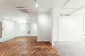 【四ツ橋駅2分】ポップアップストアや展示会に活用可能な、白を基調とした多様なフローリングのギャラリースペース