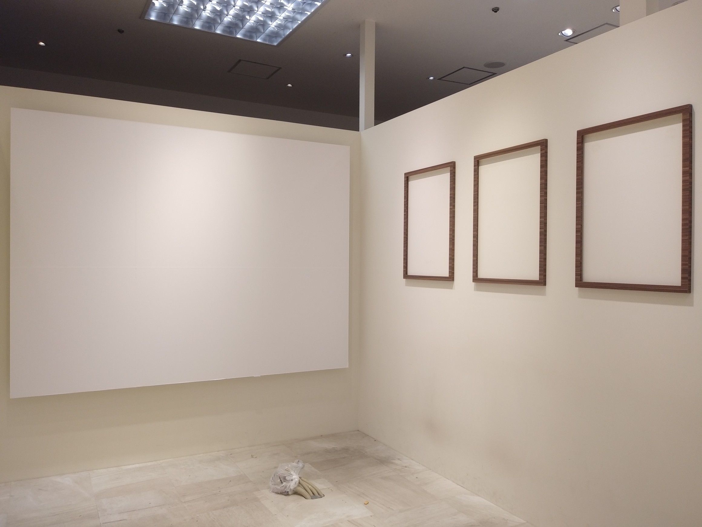 背面や壁面にビジュアル用のフレームがあります。（要原状回復）