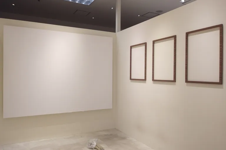 背面や壁面にビジュアル用のフレームがあります。(要原状回復)