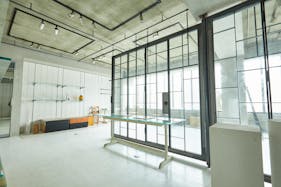 【外苑前駅10分】展示会や撮影に適した自然光差し込む什器が豊富なイベントスペース