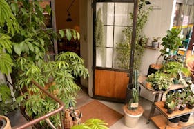 【目黒区家具屋通り】ワークショップやポップアップストアに適した緑豊かなフラワーショップとカフェ一体型のユニークなイベントスペース(貸切り)
