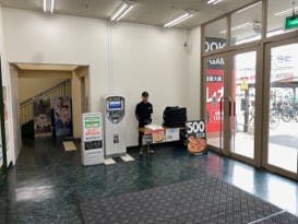【フタバ図書TSUTAYA 海田店】プロモーションや物販に最適な風除室内のイベントスペース